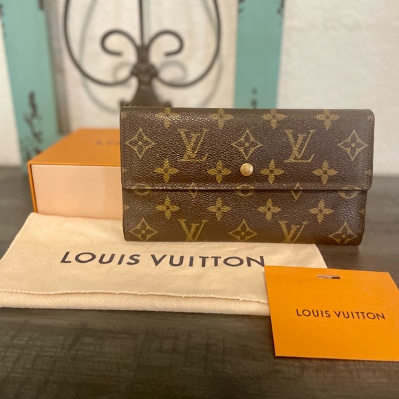 Louis Vuitton International Wallet - Picture 2 of 15
